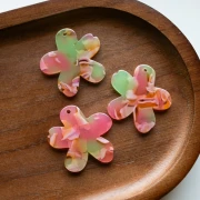 Ciondolo a forma di fiore in acetato 32x30 mm - Rosa marmorizzato - Arancione - Verde x1