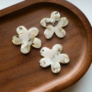 Pendente a fiore in acetato 32x30 mm - Avorio marmorizzato - Beige scuro x1