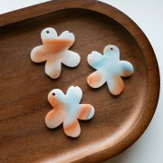 Ciondolo a forma di fiore in acetato 32x30 mm - Azzurro marmorizzato - Bianco - Rame perlato x1