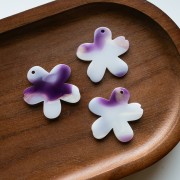 Ciondolo a forma di fiore in acetato 32x30 mm - Bianco marmorizzato - Viola - Oro x1