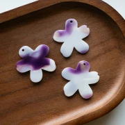 Ciondolo a forma di fiore in acetato 32x30 mm - Bianco marmorizzato - Viola - Oro x1