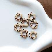 Ciondolo a forma di fiore in acetato da 14 mm - Marrone screziato - Crema x1