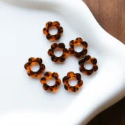 Ciondolo a forma di fiore in acetato da 14 mm - Terrazzo Brown - Nero x1