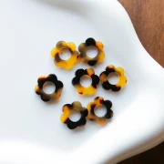 Ciondolo a forma di fiore in acetato da 14 mm - Tartaruga - Marrone - Nero x1