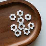 Ciondolo a forma di fiore in acetato da 14 mm - Bianco perlato x1