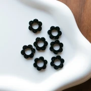 Ciondolo a fiore in acrilico da 14 mm - Glitter nero x1