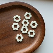 Ciondolo a fiore in acrilico da 14 mm - Bianco sporco x1