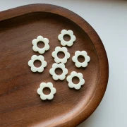 Ciondolo a fiore in acrilico da 14 mm - Bianco sporco x1