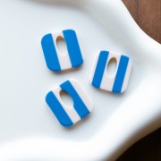 Ciondolo quadrato in acetato, cavo 21 mm - Bianco - Strisce blu scuro x1