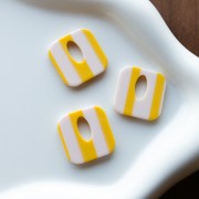 Ciondolo quadrato in acetato da 21 mm - Bianco - Strisce gialle x1