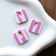 Ciondolo quadrato in acetato, cavo 21 mm - Bianco a righe - Magenta x1