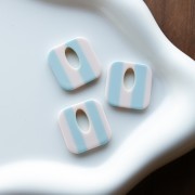 Ciondolo quadrato in acetato, cavo 21 mm - Bianco - Strisce azzurre x1
