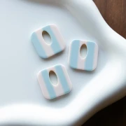 Ciondolo quadrato in acetato, cavo 21 mm - Bianco - Strisce azzurre x1
