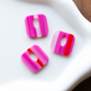 Ciondolo quadrato in acetato, cavo 21 mm - Fuschia a righe - Rosso - Bianco x1