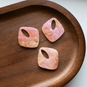 Pendente in acetato a forma di diamante 28x25 mm - Salmone perlato x1