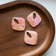 Pendente in acetato a forma di diamante 28x25 mm - Salmone perlato x1
