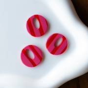 Ciondolo rotondo cavo in acetato da 21 mm - Rosa - Strisce rosse x1