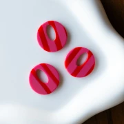 Ciondolo rotondo cavo in acetato da 21 mm - Rosa - Strisce rosse x1