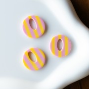 Ciondolo rotondo cavo in acetato da 21 mm - Rosa chiaro a righe - Giallo x1