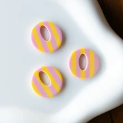 Ciondolo rotondo cavo in acetato da 21 mm - Rosa chiaro a righe - Giallo x1