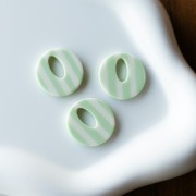 Ciondolo rotondo in acetato da 21 mm - Strisce verde chiaro - Ecrù x1