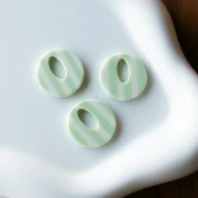 Ciondolo rotondo in acetato da 21 mm - Strisce verde chiaro - Ecrù x1