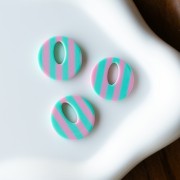Ciondolo rotondo cavo in acetato da 21 mm - Strisce turchesi - Rosa chiaro x1