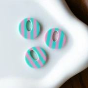 Ciondolo rotondo cavo in acetato da 21 mm - Strisce turchesi - Rosa chiaro x1