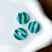 Ciondolo rotondo cavo di acetato da 21 mm - azzurro - verde scuro a strisce x1