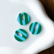 Ciondolo rotondo cavo di acetato da 21 mm - azzurro - verde scuro a strisce x1