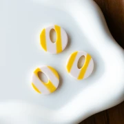 Ciondolo rotondo cavo di acetato da 21 mm - Bianco - Strisce gialle x1