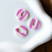 Ciondolo cavo rotondo da 21 mm in acetato - Bianco a righe - Magenta x1