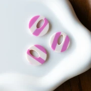 Ciondolo cavo rotondo da 21 mm in acetato - Bianco a righe - Magenta x1