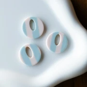 Ciondolo rotondo in acetato da 21 mm - Bianco - Strisce azzurre x1