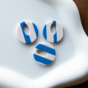 Ciondolo rotondo cavo di acetato da 21 mm - Bianco - Strisce blu scuro x1