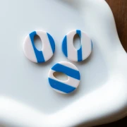 Ciondolo rotondo cavo di acetato da 21 mm - Bianco - Strisce blu scuro x1