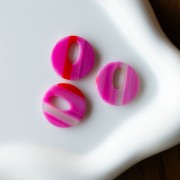 Ciondolo rotondo cavo in acetato da 21 mm - Strisce fucsia - rosso - bianco x1