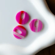 Ciondolo rotondo cavo in acetato da 21 mm - Strisce fucsia - rosso - bianco x1
