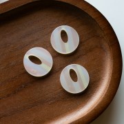 Ciondolo rotondo cavo in acetato da 21 mm - AB trasparente a strisce x1