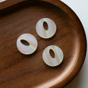 Ciondolo rotondo cavo in acetato da 21 mm - AB trasparente a strisce x1