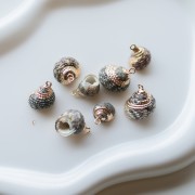 Pendente a forma di conchiglia screziata 15-20 mm con bordi in Dorato - Grigio - Nero x1