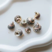 Pendente a forma di conchiglia screziata 15-20 mm con bordi in Dorato - Grigio - Nero x1