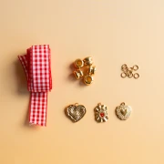 I miei gioielli fai da te - Kit per collana con nastro in percalle e ciondoli a forma di cuore