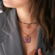 Pendente quadrato sfaccettato 33x25 mm in pietra semipreziosa e cuore in CZ - Strawberry Quartz