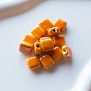 Perla quadrata in ceramica da 10 mm - Arancione x1
