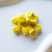 Perla quadrata in ceramica da 10 mm - Gialla x1