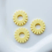 Pendente a forma di margherita da 20 mm in acetato - Vaniglia x1