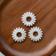 Pendente a forma di margherita da 20 mm in acetato - Effetto marmorizzato avorio x1