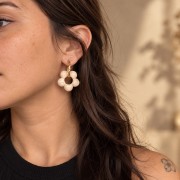 Pendente a forma di fiore da 28 mm con petali a forma di pallina in resina - Marmorizzato beige x1