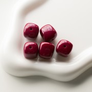 Perla cubica irregolare 16x17 mm in acrilico opaco - Bordeaux x10